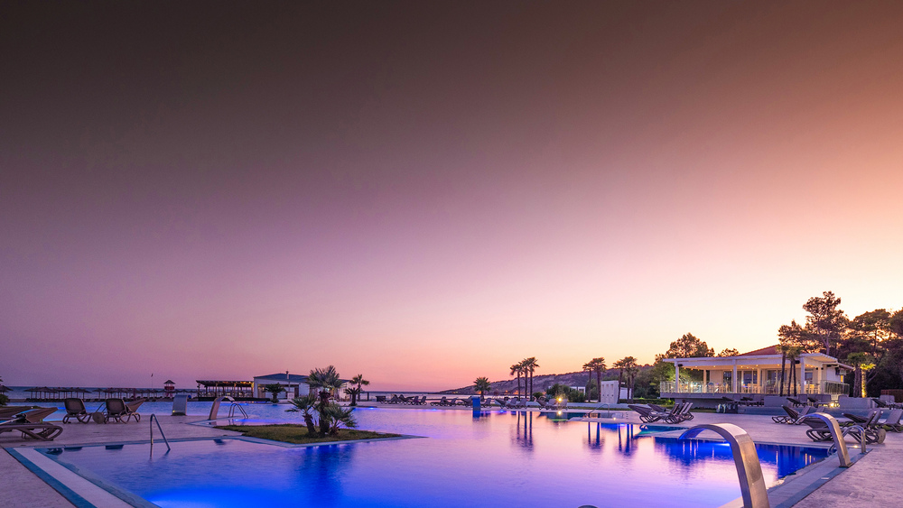 Resort sunsent, infinity pool